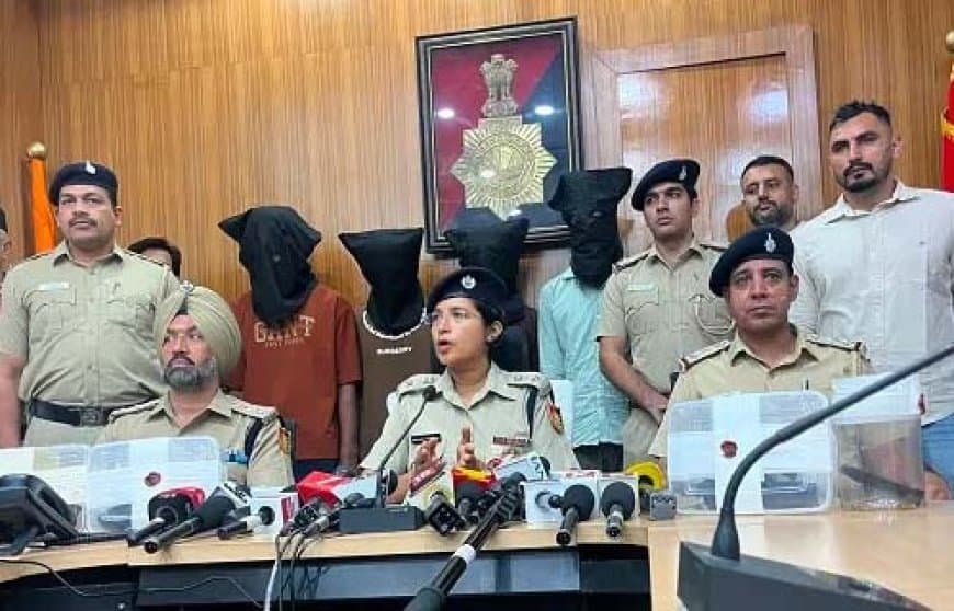 स्वतंत्रता दिवस से पहले बड़ी साजिश नाकाम: पाकिस्तान से आए हथियारों संग तीन शार्पशूटर चंडीगढ़ में गिरफ्तार स्वतंत्रता दिवस से पहले बड़ी साजिश नाकाम: पाकिस्तान से आए हथियारों संग तीन शार्पशूटर चंडीगढ़ में गिरफ्तार