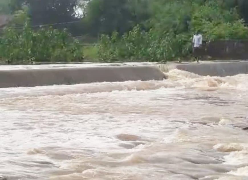 मिढ़ासन नदी पर पुल नहीं होने से ग्रामीण परेशान, बारिश में स्कूली बच्चों का आवागमन भी प्रभावित मिढ़ासन नदी पर पुल नहीं होने से ग्रामीण परेशान, बारिश में स्कूली बच्चों का आवागमन भी प्रभावित