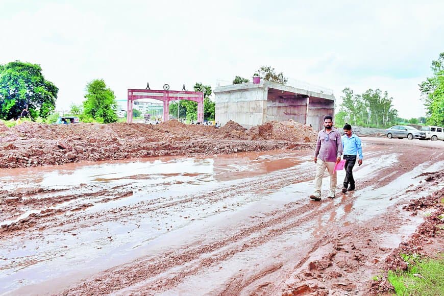 राम पथगमन फ्लाईओवर से बंद हुआ पुराना रास्ता, ग्रामीणों ने सतना-पन्ना मार्ग जाम कर जताया विरोध राम पथगमन फ्लाईओवर से बंद हुआ पुराना रास्ता, ग्रामीणों ने सतना-पन्ना मार्ग जाम कर जताया विरोध