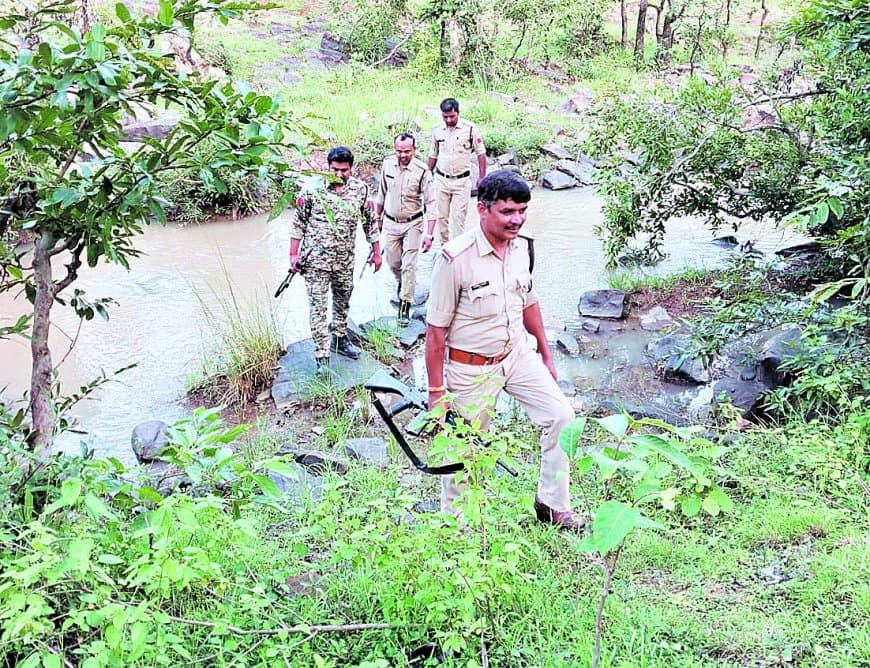एमपी-यूपी सीमा के जंगलों में संदिग्ध असलहाधारियों की आहट, दोनों राज्यों की पुलिस ने शुरू की सर्चिंग एमपी-यूपी सीमा के जंगलों में संदिग्ध असलहाधारियों की आहट, दोनों राज्यों की पुलिस ने शुरू की सर्चिंग