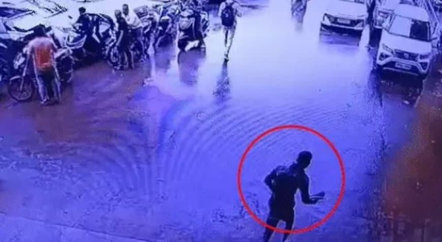भोपाल के हमीदिया अस्पताल से हथकड़ी समेत भागा आरोपी, प्रहरी को पीटकर फरार; तलाश जारी भोपाल के हमीदिया अस्पताल से हथकड़ी समेत भागा आरोपी, प्रहरी को पीटकर फरार; तलाश जारी