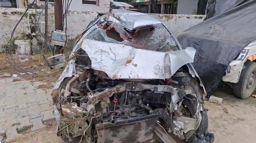 यूपी: हाथरस में बेकाबू कार पलटी, ड्राइवर समेत तीन की मौत, बच्चा समेत चार लोग घायल यूपी: हाथरस में बेकाबू कार पलटी, ड्राइवर समेत तीन की मौत, बच्चा समेत चार लोग घायल
