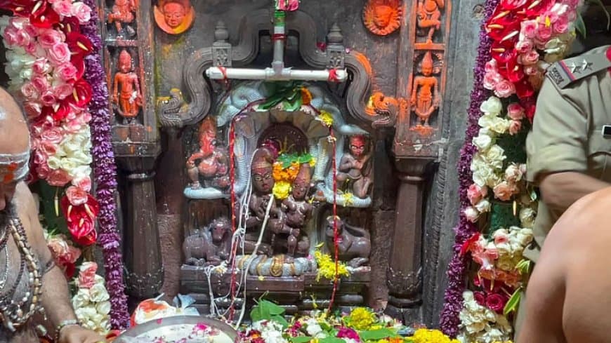 सावन के तीसरे सोमवार और नागपंचमी का दुर्लभ संयोग...उज्जैन में छह लाख श्रद्धालुओं ने किए दर्शन सावन के तीसरे सोमवार और नागपंचमी का दुर्लभ संयोग...उज्जैन में छह लाख श्रद्धालुओं ने किए दर्शन
