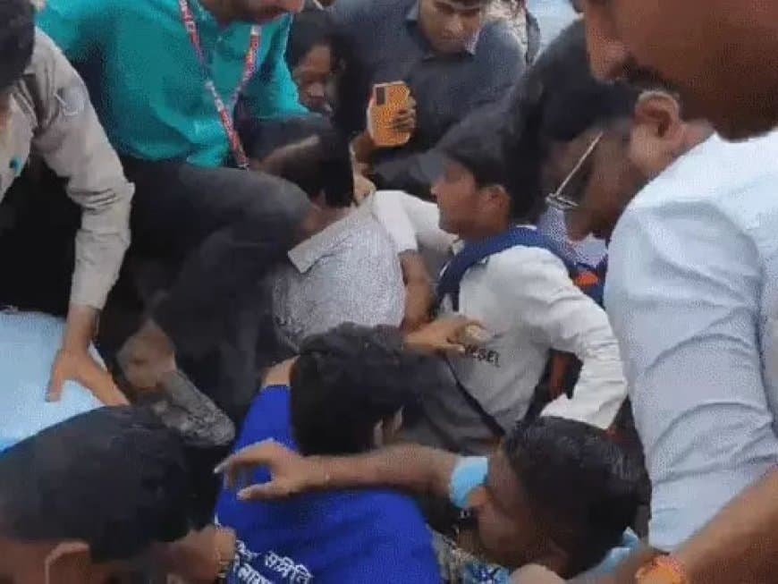 मध्यप्रदेश: उज्जैन के नागचंद्रेश्वर मंदिर में करंट की अफवाह के बाद भगदड़ जैसे स्थिति, कई श्रद्धालु घायल मध्यप्रदेश: उज्जैन के नागचंद्रेश्वर मंदिर में करंट की अफवाह के बाद भगदड़ जैसे स्थिति, कई श्रद्धालु घायल