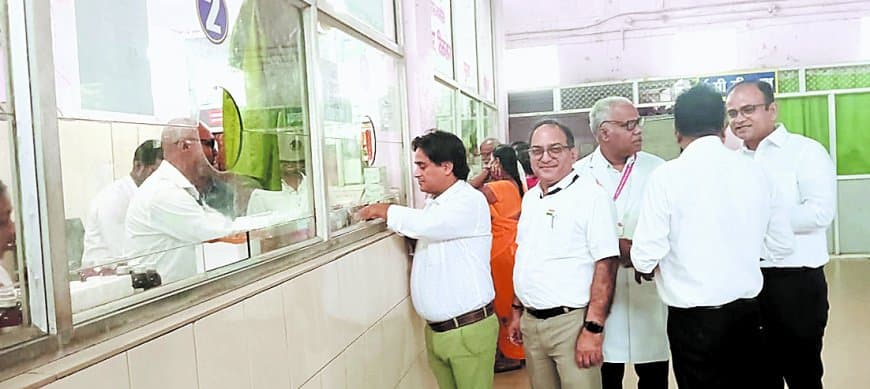 जिला अस्पताल में ऑनलाइन ओपीडी का पायलट शुरू, डॉक्टरों ने खुद पर्ची कटाकर परखी पूरी प्रक्रिया जिला अस्पताल में ऑनलाइन ओपीडी का पायलट शुरू, डॉक्टरों ने खुद पर्ची कटाकर परखी पूरी प्रक्रिया