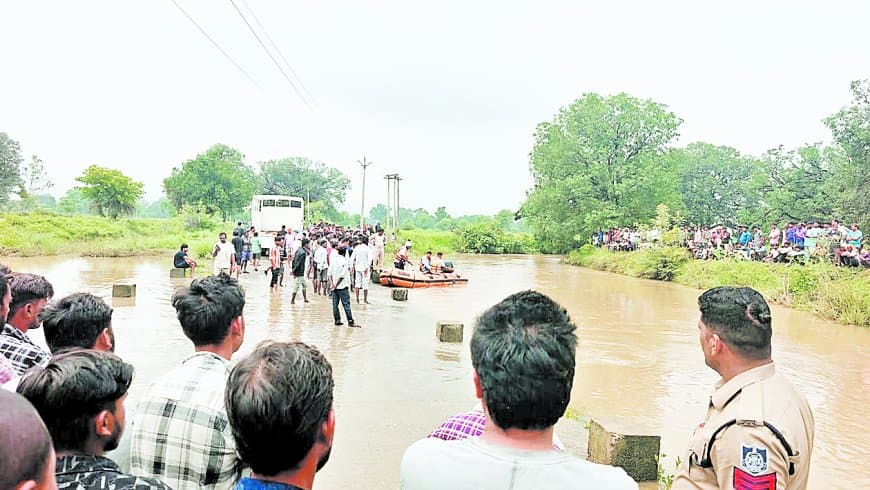 उफनते नाले में रपटा पार करना पड़ा भारी, मामा समेत दो मासूम भांजों की दर्दनाक मौत उफनते नाले में रपटा पार करना पड़ा भारी, मामा समेत दो मासूम भांजों की दर्दनाक मौत