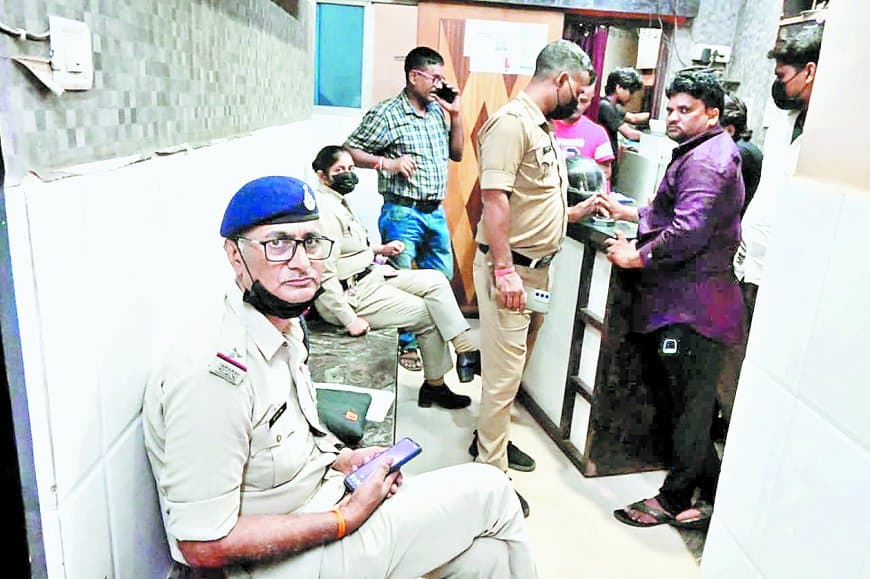 सतना के होटल कमरे में युवक की संदिग्ध मौत, शराब की बोतलें और सिगरेट के टुकड़े मिले सतना के होटल कमरे में युवक की संदिग्ध मौत, शराब की बोतलें और सिगरेट के टुकड़े मिले
