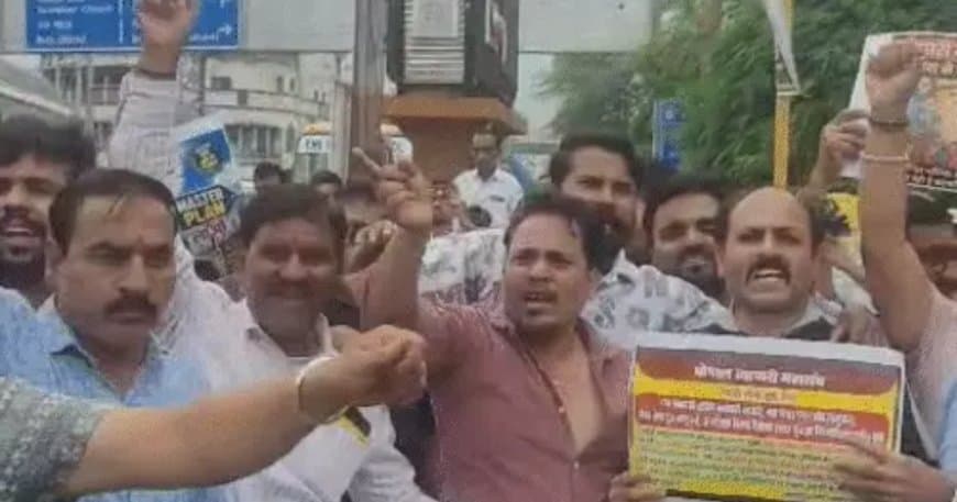 भोपाल में कमर्शियल सीलिंग के खिलाफ व्यापारियों का चक्काजाम, मास्टर प्लान और नियमितीकरण के लिए आवाज बुलंद की भोपाल में कमर्शियल सीलिंग के खिलाफ व्यापारियों का चक्काजाम, मास्टर प्लान और नियमितीकरण के लिए आवाज बुलंद की