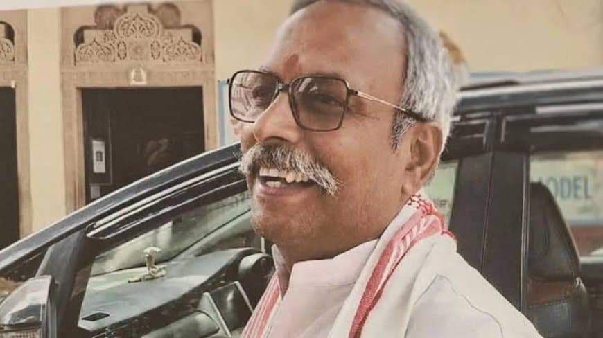 अयोध्या: चढ़ावा चोरी विवाद के बीच गोपाल राव की वापसी, श्रीराम जन्मभूमि मंदिर में किए दर्शन और चंपत राय से की मुलाकात अयोध्या: चढ़ावा चोरी विवाद के बीच गोपाल राव की वापसी, श्रीराम जन्मभूमि मंदिर में किए दर्शन और चंपत राय से की मुलाकात