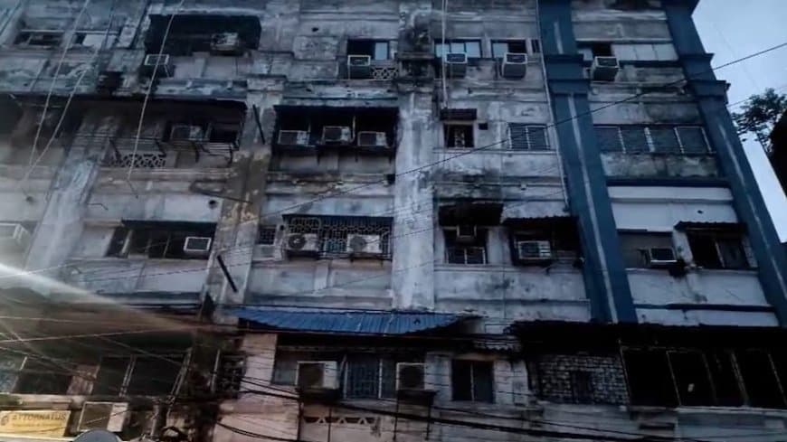 कोलकाता होटल अग्निकांड: आग की चपेट में आने से 9 बांग्लादेशी नागरिकों की दर्दनाक मौत, कई घायल कोलकाता होटल अग्निकांड: आग की चपेट में आने से 9 बांग्लादेशी नागरिकों की दर्दनाक मौत, कई घायल