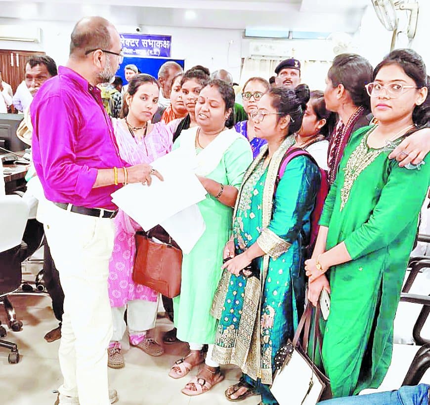 स्वास्थ्य विभाग में टीडीएस का संकट, सैकड़ों कर्मियों की कटौती अटकी, कर्मचारियों ने कलेक्टर से लगाई गुहार स्वास्थ्य विभाग में टीडीएस का संकट, सैकड़ों कर्मियों की कटौती अटकी, कर्मचारियों ने कलेक्टर से लगाई गुहार