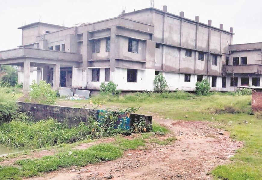 तीन साल से अधूरा अस्पताल, पुराने भवन में डूबे लाखों के उपकरण, कोटर की स्वास्थ्य व्यवस्था पर गंभीर सवाल तीन साल से अधूरा अस्पताल, पुराने भवन में डूबे लाखों के उपकरण, कोटर की स्वास्थ्य व्यवस्था पर गंभीर सवाल