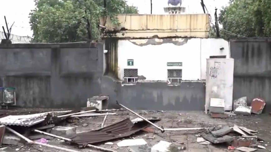 इस्लामाबाद की हरकत का भारत ने बुलडोजर से दिया जवाब, पाक हाई कमीशन के बाहर सुरक्षा घेरा हटाया इस्लामाबाद की हरकत का भारत ने बुलडोजर से दिया जवाब, पाक हाई कमीशन के बाहर सुरक्षा घेरा हटाया
