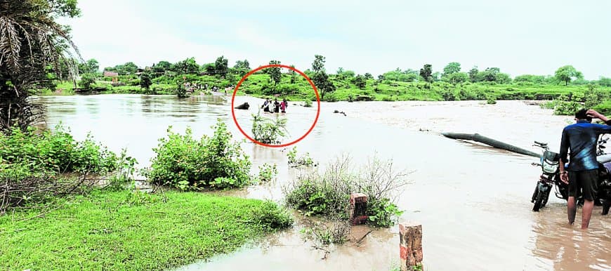 पन्ना में मूसलाधार बारिश से बाढ़ जैसे हालात, पुलिया बही, गांवों का संपर्क टूटा, स्कूल बंद पन्ना में मूसलाधार बारिश से बाढ़ जैसे हालात, पुलिया बही, गांवों का संपर्क टूटा, स्कूल बंद