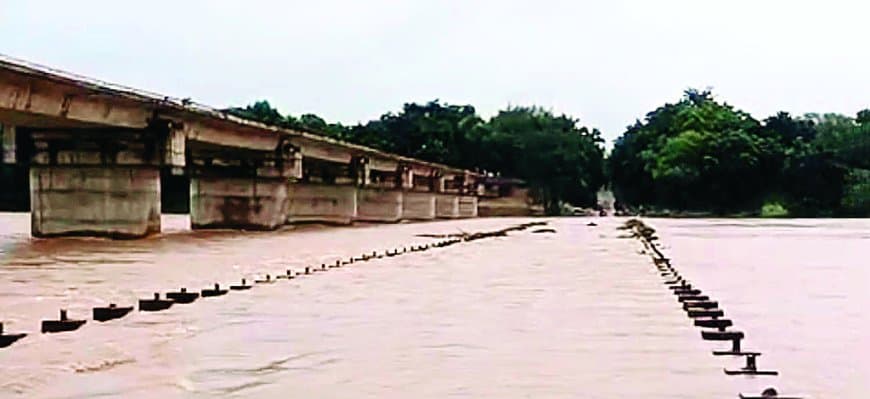 रीवा में बारिश से बाढ़ का खतरा, कई पुल डूबे, दर्जनों गांवों का संपर्क टूटा, एनडीआरएफ टीम रवाना रीवा में बारिश से बाढ़ का खतरा, कई पुल डूबे, दर्जनों गांवों का संपर्क टूटा, एनडीआरएफ टीम रवाना