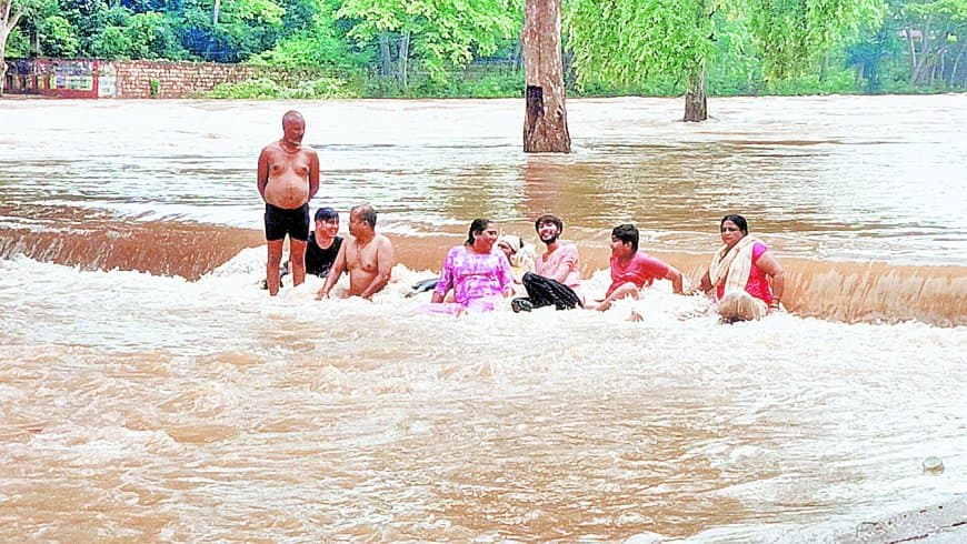 सतना में बारिश का कहर, नाले में चरवाहा बहा, चित्रकूट में गुप्त गोदावरी बंद, मंदाकिनी उफान पर सतना में बारिश का कहर, नाले में चरवाहा बहा, चित्रकूट में गुप्त गोदावरी बंद, मंदाकिनी उफान पर
