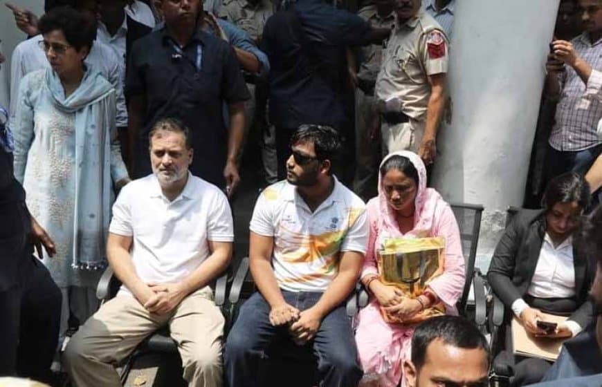 दिल्ली संसद मार्ग: पैलेट गन मामले में FIR दर्ज करने की मांग...पुलिस स्टेशन के बाहर धरने पर बैठे राहुल गांधी दिल्ली संसद मार्ग: पैलेट गन मामले में FIR दर्ज करने की मांग...पुलिस स्टेशन के बाहर धरने पर बैठे राहुल गांधी