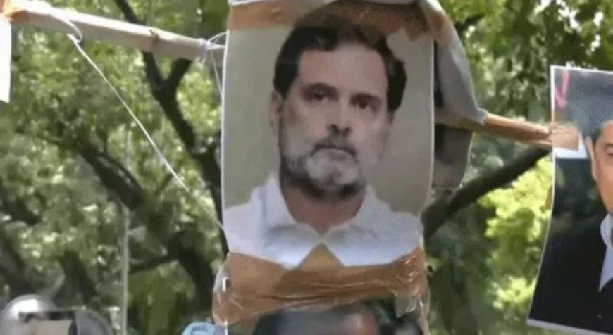 राहुल गांधी के आवास के बाहर सिखों का प्रदर्शन, बोले- 1984 दंगा मामले पर कांग्रेस मांगे माफी राहुल गांधी के आवास के बाहर सिखों का प्रदर्शन, बोले- 1984 दंगा मामले पर कांग्रेस मांगे माफी