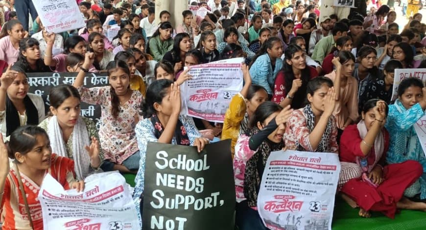 भोपाल में दो बड़े आंदोलन: शिक्षक भर्ती में पदवृद्धि की मांग को लेकर आमरण अनशन और स्कूल बचाने का संघर्ष फोटो- स्टार समाचार