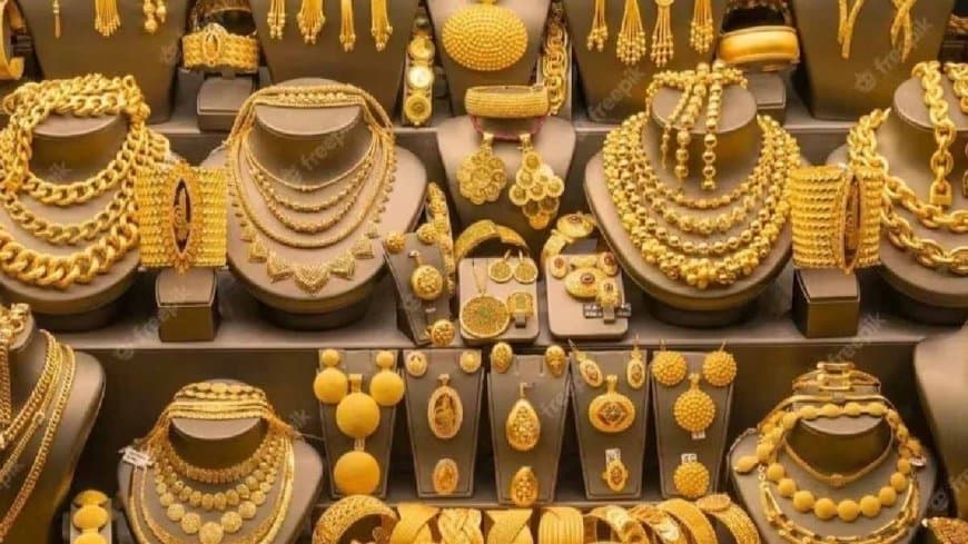 सोना 1,62,000 के पार तो चांदी के गिरे दाम सोना 1,62,000 के पार तो चांदी के गिरे दाम