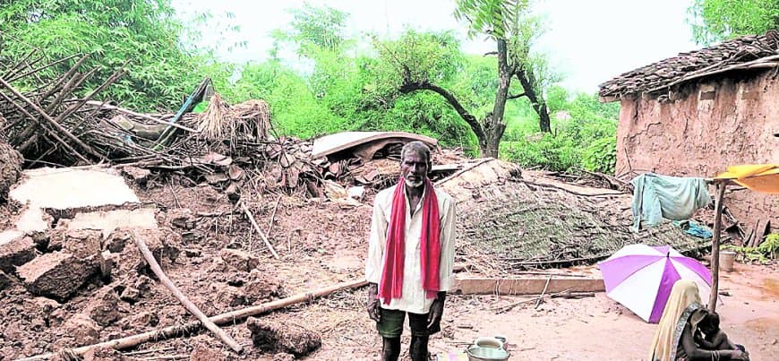 रीवा के तराई गांवों में बाढ़ का कहर, 40 कच्चे मकान ढहे और परिवार बेघर रीवा के तराई गांवों में बाढ़ का कहर, 40 कच्चे मकान ढहे और परिवार बेघर