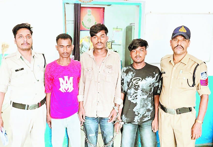 सतना में मेडिकल नशे के नेटवर्क पर प्रहार, 61 शीशी कोडीन कफ सिरप के साथ तीन गिरफ्तार सतना में मेडिकल नशे के नेटवर्क पर प्रहार, 61 शीशी कोडीन कफ सिरप के साथ तीन गिरफ्तार