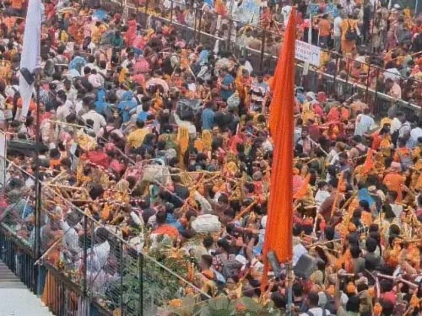 कुबेरेश्वर धाम: दावों के बीच चरमराई व्यवस्थाएं, श्रद्धालु को हार्ट अटैक...डॉक्टरों ने कंधे पर उठाकर पहुंचाया कुबेरेश्वर धाम: दावों के बीच चरमराई व्यवस्थाएं, श्रद्धालु को हार्ट अटैक...डॉक्टरों ने कंधे पर उठाकर पहुंचाया