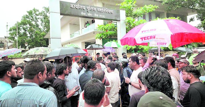 रीवा में व्यापारियों का पुलिस के खिलाफ मोर्चा, थाना प्रभारी निलंबन और आरक्षक पर एफआईआर की मांग तेज रीवा में व्यापारियों का पुलिस के खिलाफ मोर्चा, थाना प्रभारी निलंबन और आरक्षक पर एफआईआर की मांग तेज