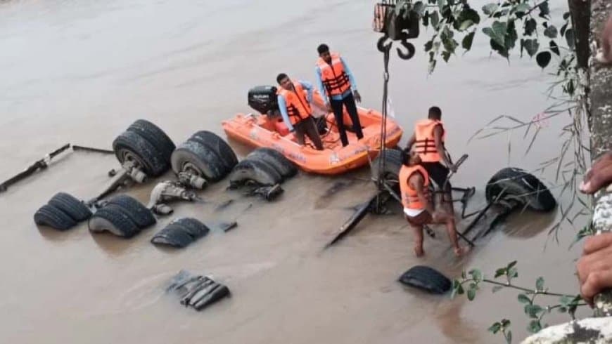 मध्यप्रदेश: दमोह में 40 फीट गहरी नदी में गिरा सीमेंट लदा ट्रक, 24 घंटे चले रेस्क्यू के बाद चालक-क्लीनर के शव बरामद मध्यप्रदेश: दमोह में 40 फीट गहरी नदी में गिरा सीमेंट लदा ट्रक, 24 घंटे चले रेस्क्यू के बाद चालक-क्लीनर के शव बरामद