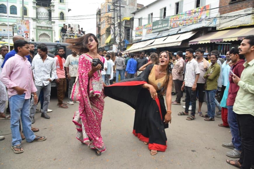 भोपाल: 'भुजियारे जुलूस' में खूब थिरके किन्नर ढोल-नगाड़ों के साथ मनाया उत्सव भोपाल: 'भुजियारे जुलूस' में खूब थिरके किन्नर ढोल-नगाड़ों के साथ मनाया उत्सव