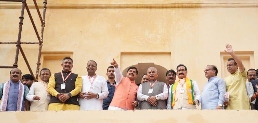 सीएम का एलान: ओरछा में बन रहा श्री राम राजा लोक... जहांगीर नहीं, अब वीर सिंह महल के नाम से नई पहचान सीएम का एलान: ओरछा में बन रहा श्री राम राजा लोक... जहांगीर नहीं, अब वीर सिंह महल के नाम से नई पहचान