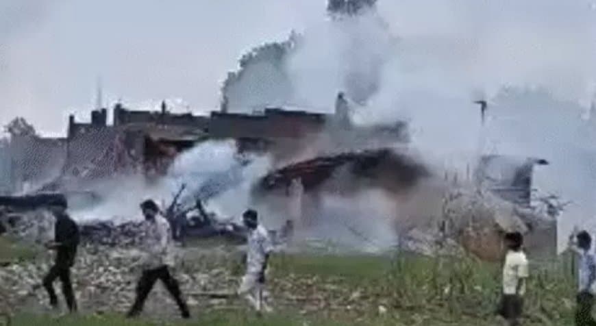 प्रयागराज-कौशांबी बॉर्डर पर पटाखा फैक्ट्री में जोरदार धमाका, 5 की मौत और कई घायल प्रयागराज-कौशांबी बॉर्डर पर पटाखा फैक्ट्री में जोरदार धमाका, 5 की मौत और कई घायल