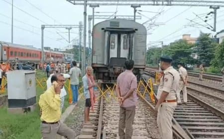 बिहार: महानंदा एक्सप्रेस के दो डिब्बे पटरी से उतरे... दूसरे ट्रैक पर पहुंची ट्रेन... आरा स्टेशन प्रबंधक पर गिरी गाज