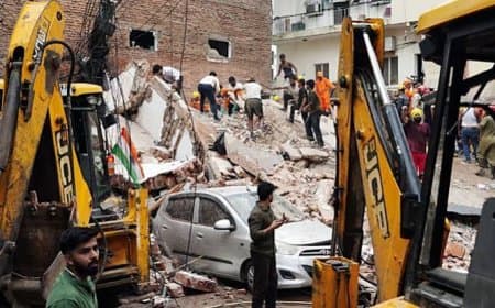 दिल्ली सत्य निकेतन इमारत हादसा: 7 की मौत, MCD के 5 अधिकारी निलंबित, मालिक गिरफ्तार दिल्ली सत्य निकेतन इमारत हादसा: 7 की मौत, MCD के 5 अधिकारी निलंबित, मालिक गिरफ्तार