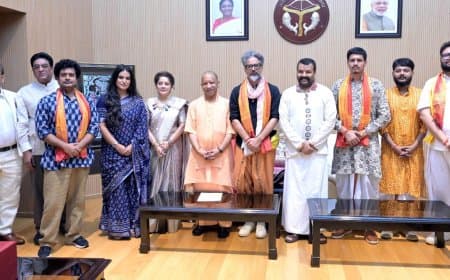 हनुमान अंश की ऐतिहासिक सफलता के बीच यूपी के सीएम योगी आदित्यनाथ से मिली फिल्म की पूरी टीम हनुमान अंश की ऐतिहासिक सफलता के बीच यूपी के सीएम योगी आदित्यनाथ से मिली फिल्म की पूरी टीम