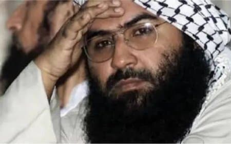 Masood Azhar in FIA Red Book: पाकिस्तान ने माना, आतंकी मसूद अजहर पर रखा 70 लाख का इनाम Masood Azhar in FIA Red Book: पाकिस्तान ने माना, आतंकी मसूद अजहर पर रखा 70 लाख का इनाम