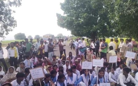 मध्यप्रदेश: डिंडोरी में सड़क की मांग को लेकर छात्र-छात्राओं और ग्रामीणों ने किया चक्का जाम, स्टेट हाईवे पर थमे पहिए मध्यप्रदेश: डिंडोरी में सड़क की मांग को लेकर छात्र-छात्राओं और ग्रामीणों ने किया चक्का जाम, स्टेट हाईवे पर थमे पहिए