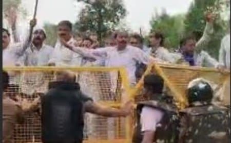 कांग्रेस का उग्र प्रदर्शन: EC के इस्तीफे की मांग को लेकर बवाल, पुतला दहन और वाटर कैनन का इस्तेमाल कांग्रेस का उग्र प्रदर्शन: EC के इस्तीफे की मांग को लेकर बवाल, पुतला दहन और वाटर कैनन का इस्तेमाल