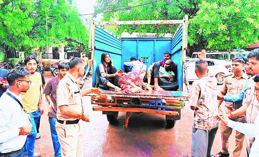 रीवा-सीधी मार्ग पर भीषण बस-बल्कर भिड़ंत, पांच की मौत, 20 घायल; तीन आईसीयू में भर्ती रीवा-सीधी मार्ग पर भीषण बस-बल्कर भिड़ंत, पांच की मौत, 20 घायल; तीन आईसीयू में भर्ती