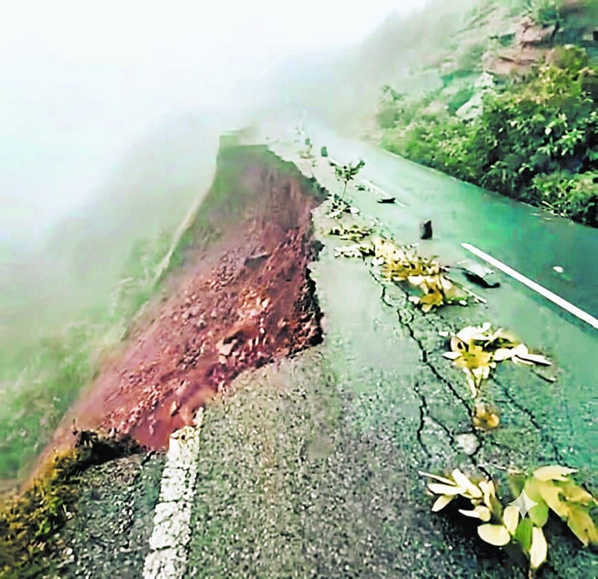 कैमूर पहाड़ में भूस्खलन से अमिलिया-हनुमना मार्ग खतरनाक, भारी वाहनों की आवाजाही पर रोक कैमूर पहाड़ में भूस्खलन से अमिलिया-हनुमना मार्ग खतरनाक, भारी वाहनों की आवाजाही पर रोक