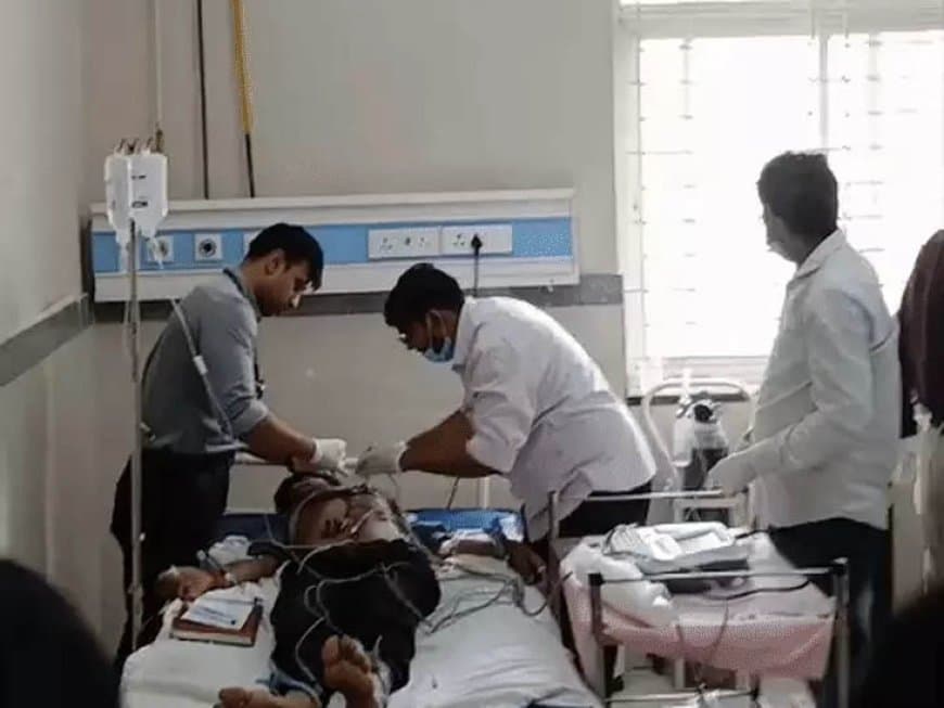 मध्य प्रदेश पहुंची जहरीली शराब! सागर में 11 लोगों की मौत, पांच की हालत गंभीर, बुंदेलखंड मेडिकल कॉलेज रेफर मध्य प्रदेश पहुंची जहरीली शराब! सागर में 11 लोगों की मौत, पांच की हालत गंभीर, बुंदेलखंड मेडिकल कॉलेज रेफर