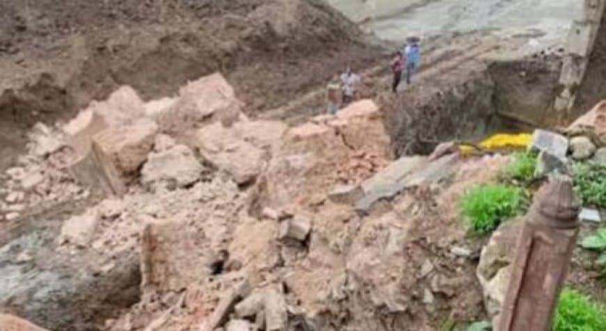 उज्जैन में 14वीं सदी का ऐतिहासिक महाकाल द्वार ढहा, स्मार्ट सिटी के काम पर उठे सवाल उज्जैन में 14वीं सदी का ऐतिहासिक महाकाल द्वार ढहा, स्मार्ट सिटी के काम पर उठे सवाल