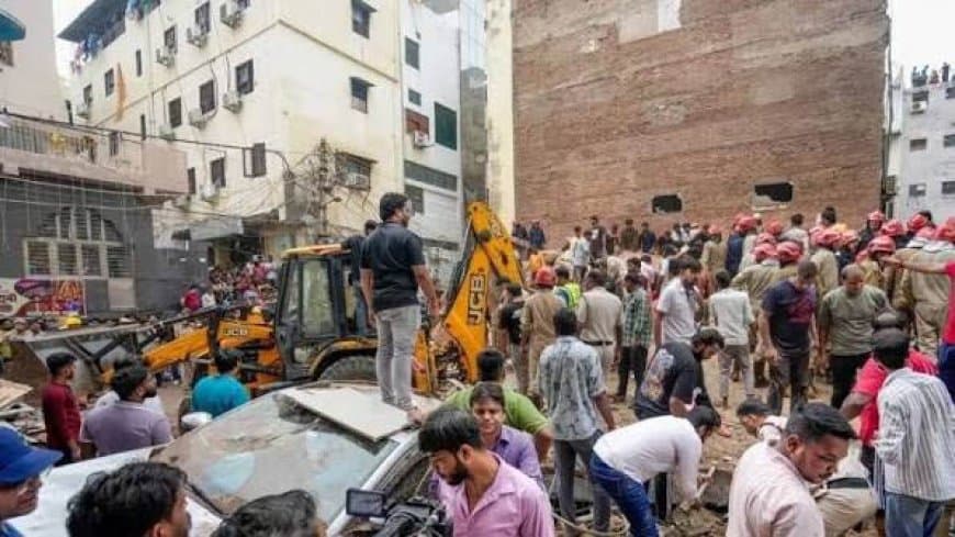 दिल्ली में पांच मंजिला पीजी इमारत ढही: अब तक छह लोगों की मौत, मलबे में जिंदगी के तलाश रहे सुराग दिल्ली में पांच मंजिला पीजी इमारत ढही: अब तक छह लोगों की मौत, मलबे में जिंदगी के तलाश रहे सुराग