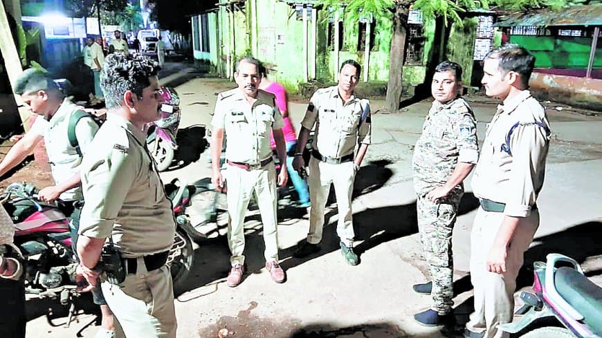 जिला अस्पताल आईसीयू में महिला की मौत पर हंगामा, परिजनों ने इलाज में लापरवाही के लगाए आरोप जिला अस्पताल आईसीयू में महिला की मौत पर हंगामा, परिजनों ने इलाज में लापरवाही के लगाए आरोप
