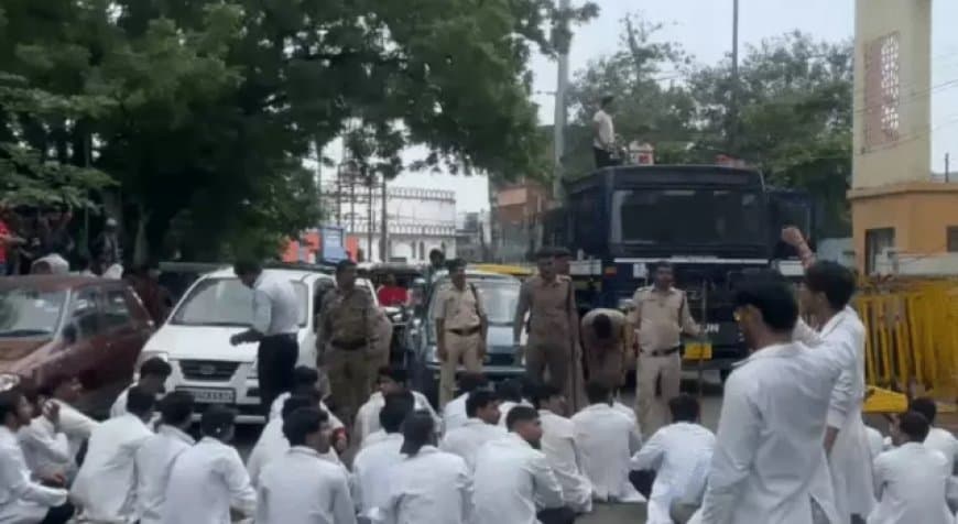 MP Intern Doctors Protest: स्टाइपेंड बढ़ाने की मांग पर अड़े इंटर्न डॉक्टर, पुलिस से झड़प और वाटर कैनन का इस्तेमाल MP Intern Doctors Protest: स्टाइपेंड बढ़ाने की मांग पर अड़े इंटर्न डॉक्टर, पुलिस से झड़प और वाटर कैनन का इस्तेमाल