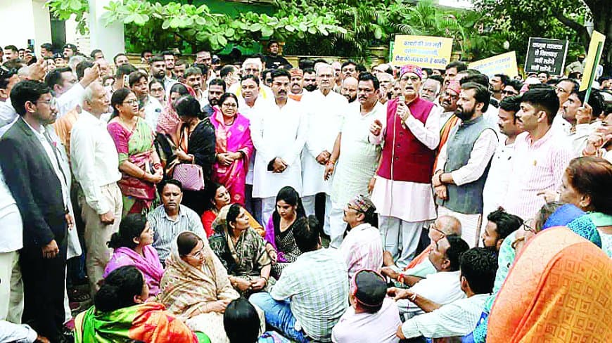 उपमुख्यमंत्री आवास में हंगामे के विरोध में सड़क पर उतरे भाजपाई, युवा कांग्रेस पर एफआईआर उपमुख्यमंत्री आवास में हंगामे के विरोध में सड़क पर उतरे भाजपाई, युवा कांग्रेस पर एफआईआर