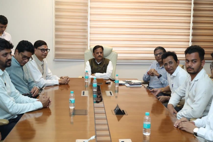 मध्यप्रदेश में इंटर्न डॉक्टरों का आंदोलन खत्म: स्टाइपेंड बढ़ाकर ₹21,500 किया गया, लाठीचार्ज पर 2 पुलिसकर्मी लाइन अटैच मध्यप्रदेश में इंटर्न डॉक्टरों का आंदोलन खत्म: स्टाइपेंड बढ़ाकर ₹21,500 किया गया, लाठीचार्ज पर 2 पुलिसकर्मी लाइन अटैच