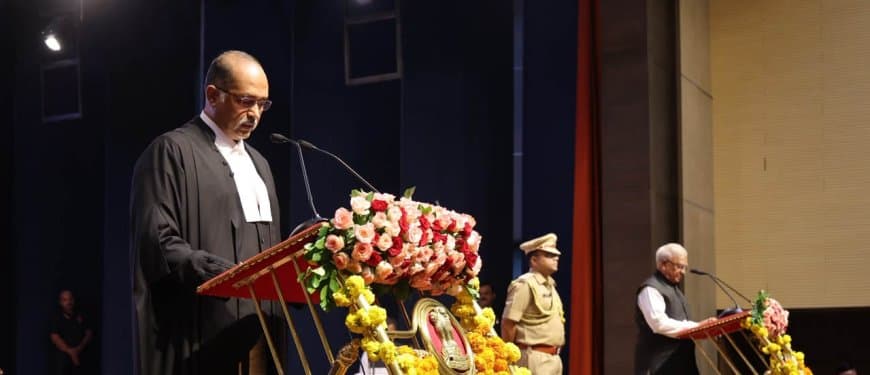 मध्यप्रदेश हाईकोर्ट को मिले 30वें चीफ जस्टिस: जस्टिस अल्पेश यशवंत कोगजे ने लोकभवन में ली शपथ मध्यप्रदेश हाईकोर्ट को मिले 30वें चीफ जस्टिस: जस्टिस अल्पेश यशवंत कोगजे ने लोकभवन में ली शपथ