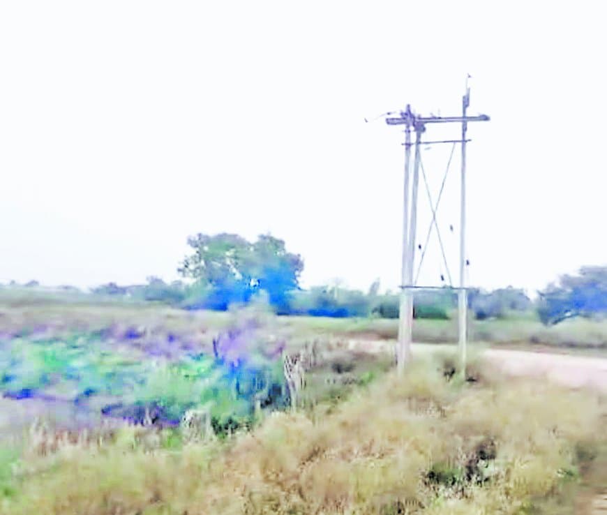सतना में 31 खंभों की ढाई किमी बिजली लाइन से तार चोरी, 200 उपभोक्ता संकट में सतना में 31 खंभों की ढाई किमी बिजली लाइन से तार चोरी, 200 उपभोक्ता संकट में