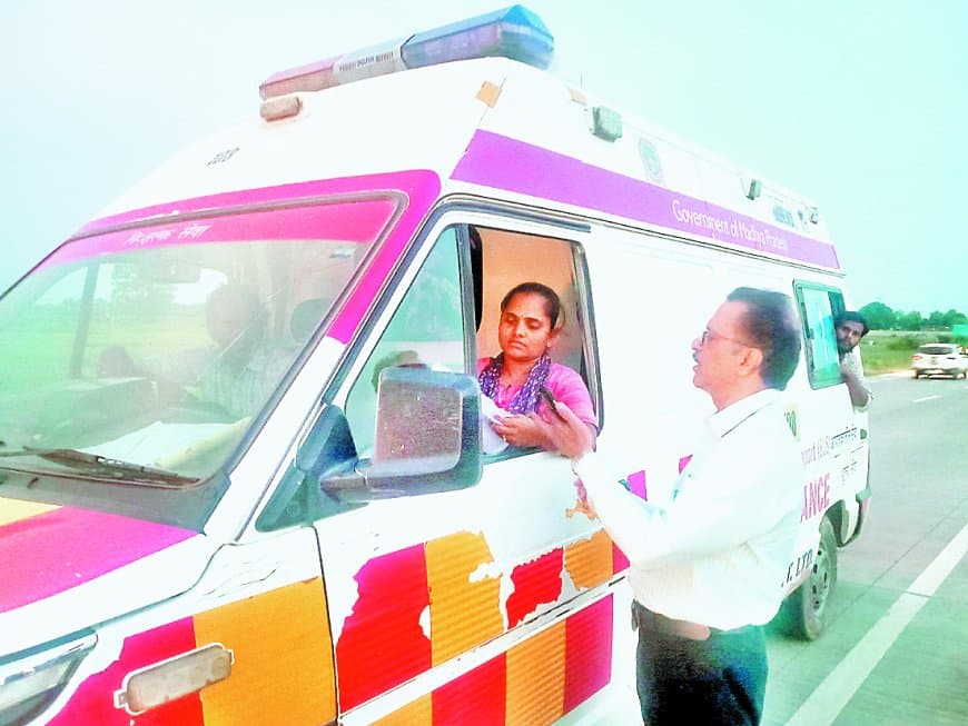 सीएमएचओ ने सड़क पर रुकवाकर 108 एंबुलेंस जांची, मरीजों से लिया सेवाओं का सीधा फीडबैक सीएमएचओ ने सड़क पर रुकवाकर 108 एंबुलेंस जांची, मरीजों से लिया सेवाओं का सीधा फीडबैक